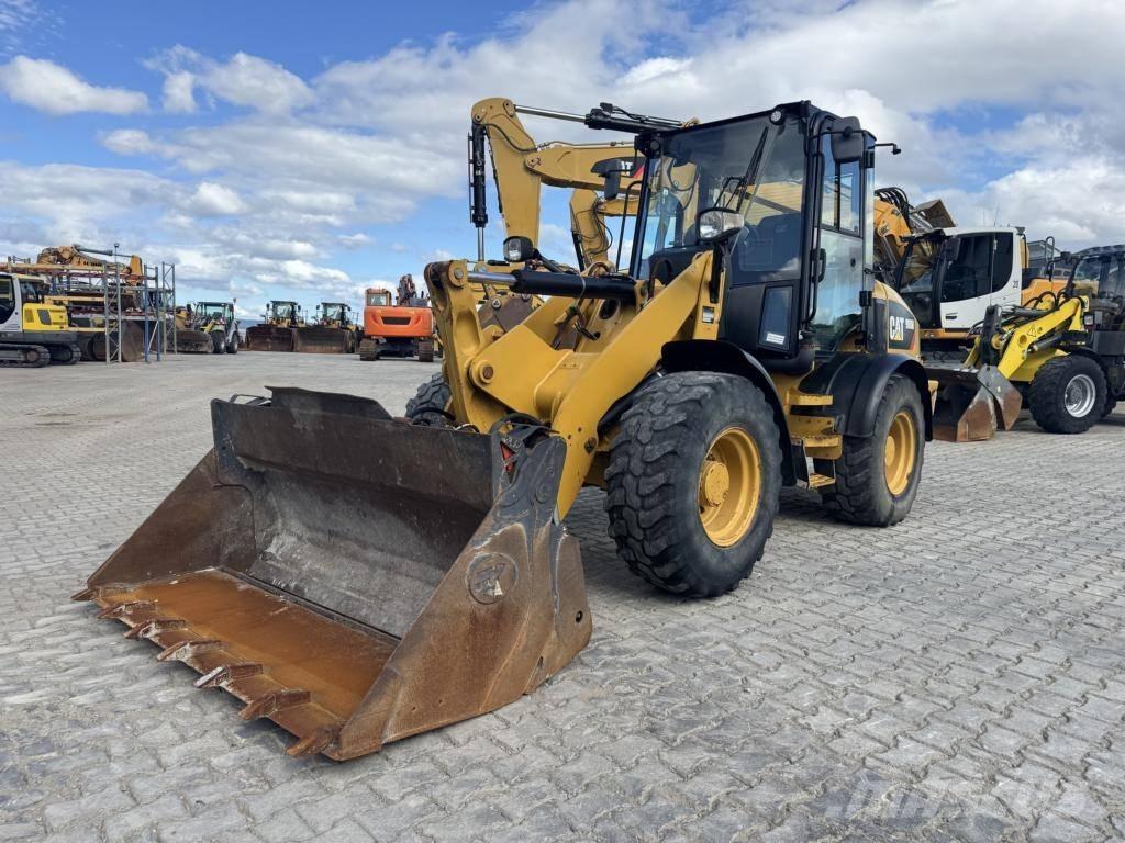 CAT 908M لوادر بعجل