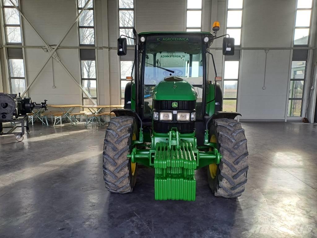 John Deere 5100 R الجرارات