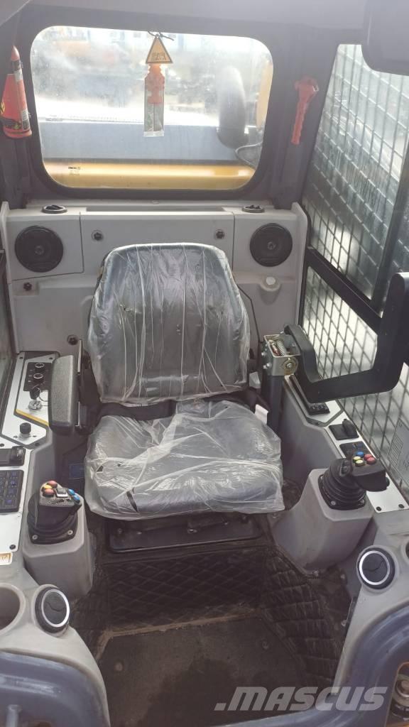 XCMG XC7-TV12 لوادر زحافة