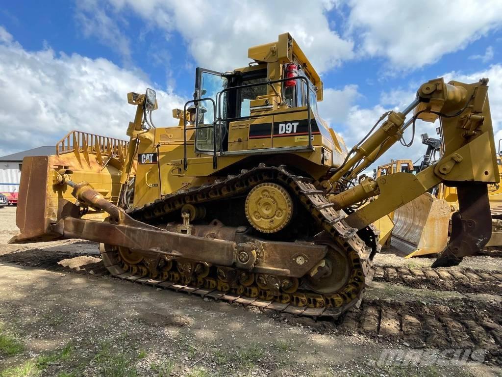 CAT D 9 T بلدوزرات مجنزرة