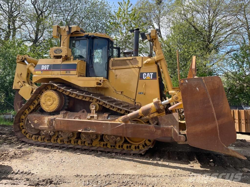 CAT D 9 T بلدوزرات مجنزرة