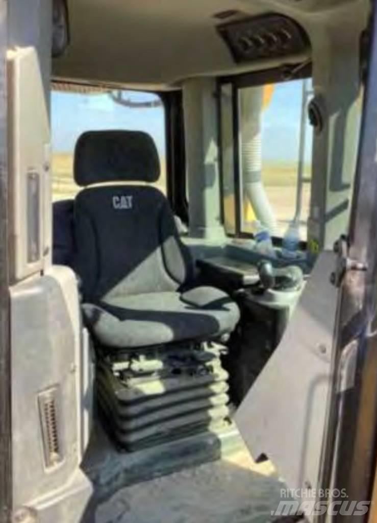 CAT D 8 T بلدوزرات مجنزرة