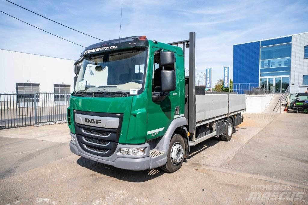 DAF LF 180 (10T.) شاحنات مسطحة/مفصلية الجوانب
