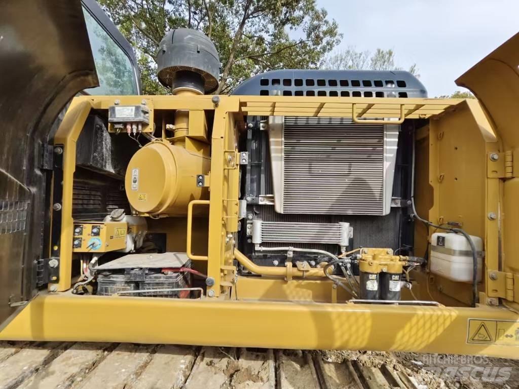 CAT 320 D2 حفارات زحافة