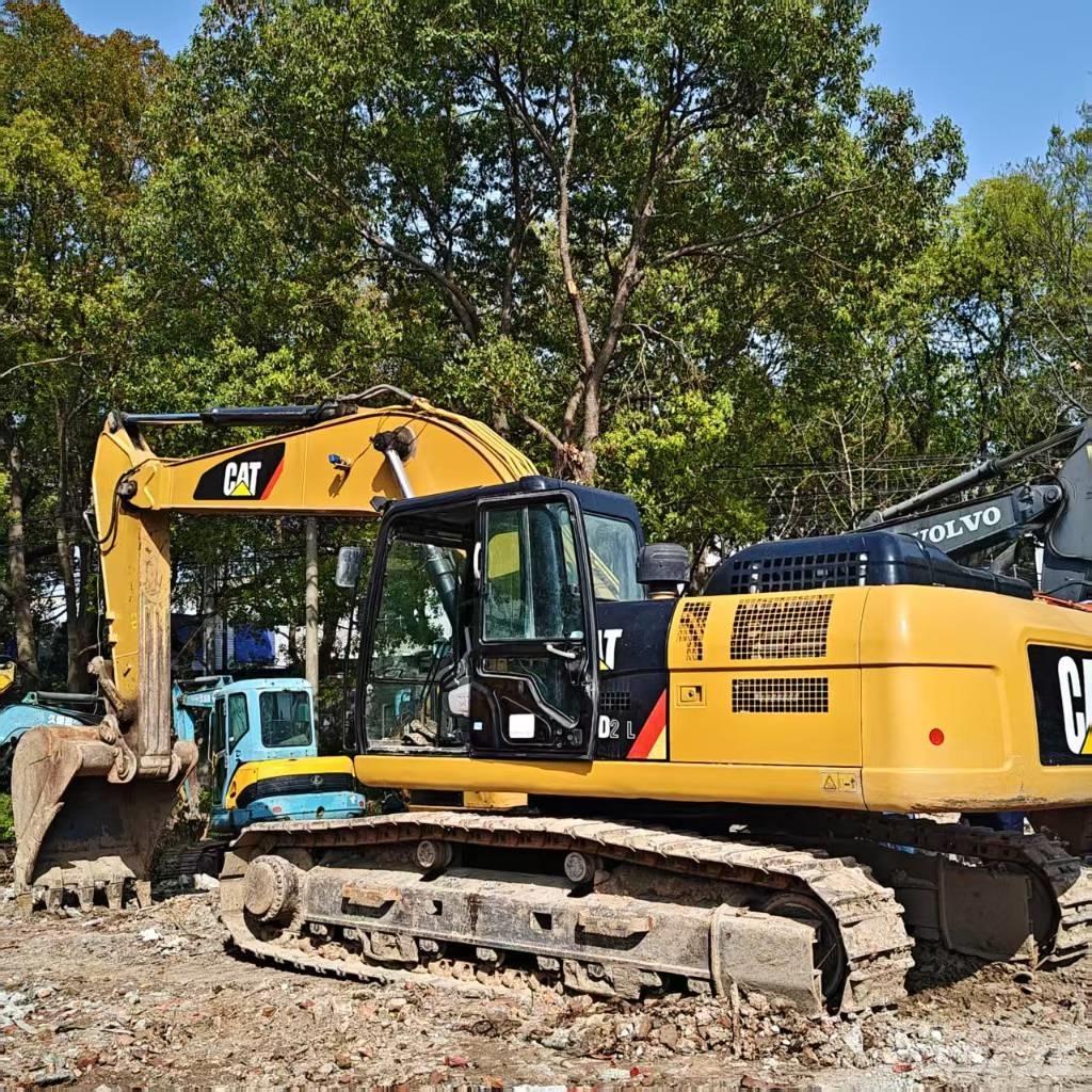 CAT 320 D2 حفارات زحافة