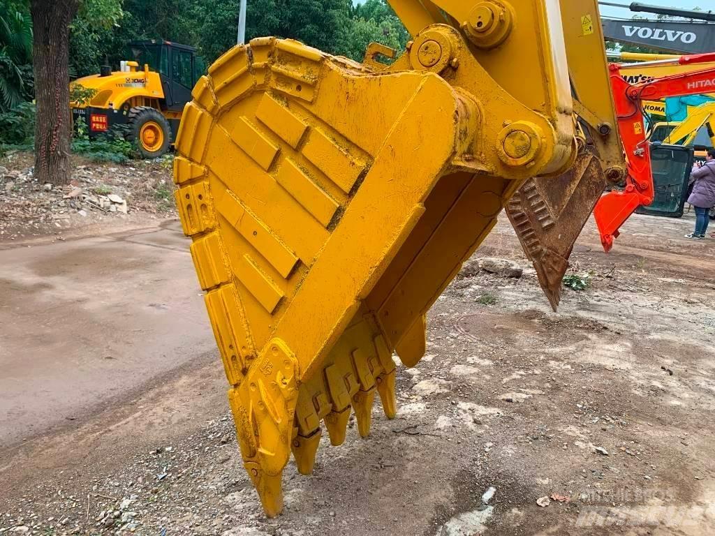 CAT 323 D L حفارات زحافة