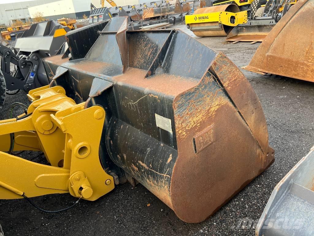 CAT 938M لوادر بعجل