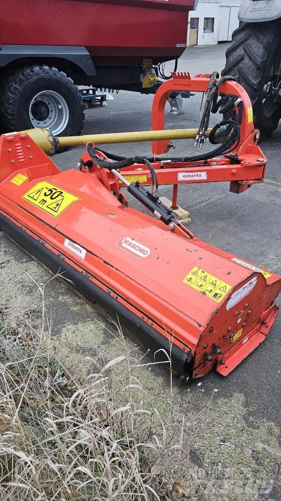 Maschio Giraffa 210 جزازات وأغطية المراعي