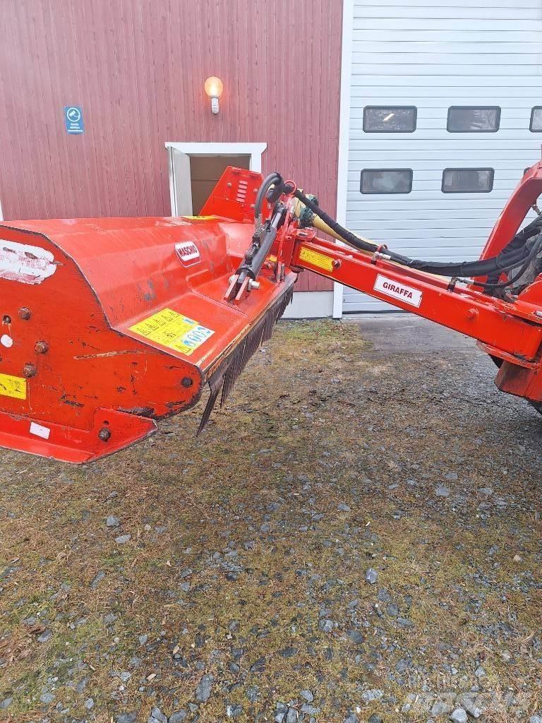 Maschio Giraffa 210 جزازات وأغطية المراعي