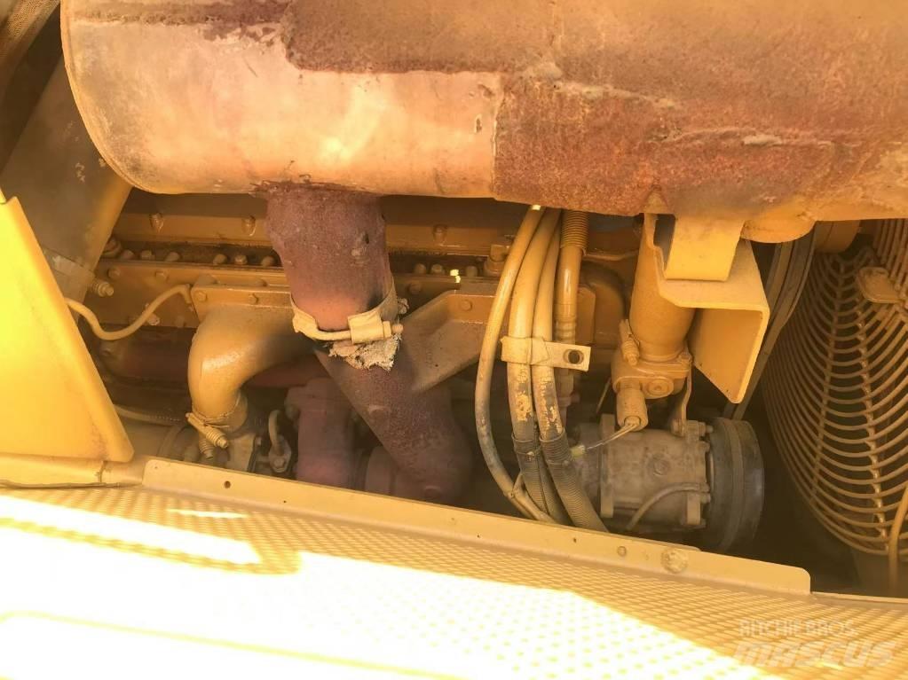 CAT D 6 G بلدوزرات مجنزرة