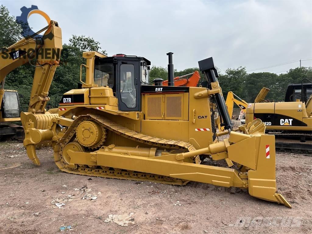 CAT D 7 R بلدوزرات مجنزرة