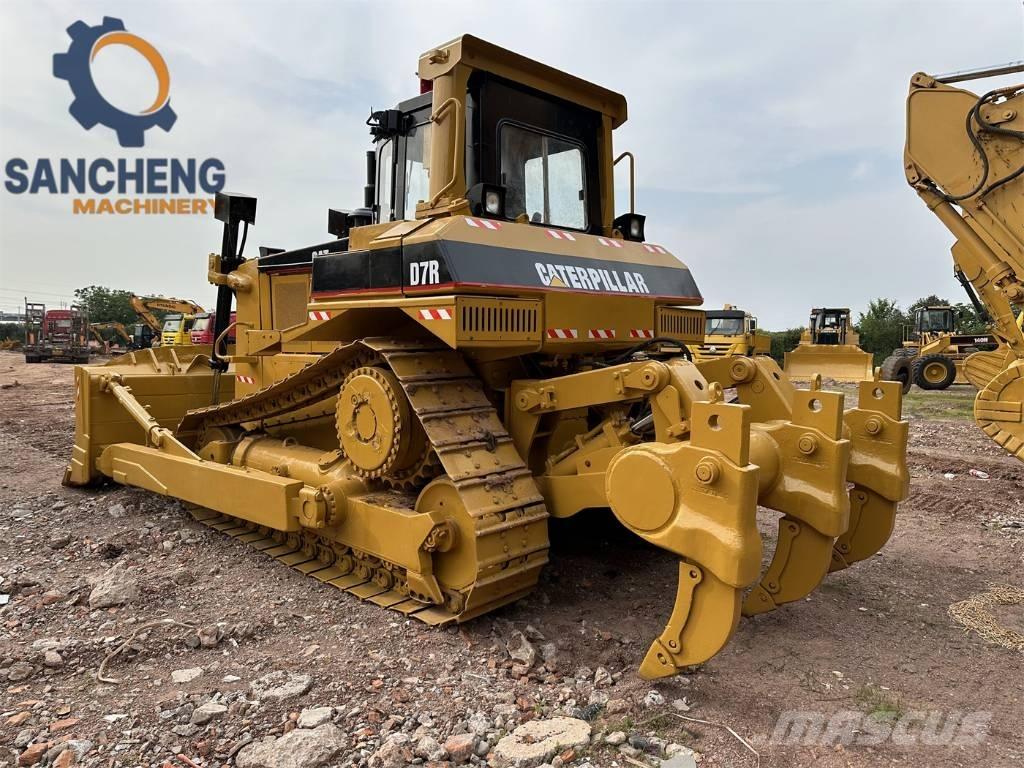 CAT D 7 R بلدوزرات مجنزرة