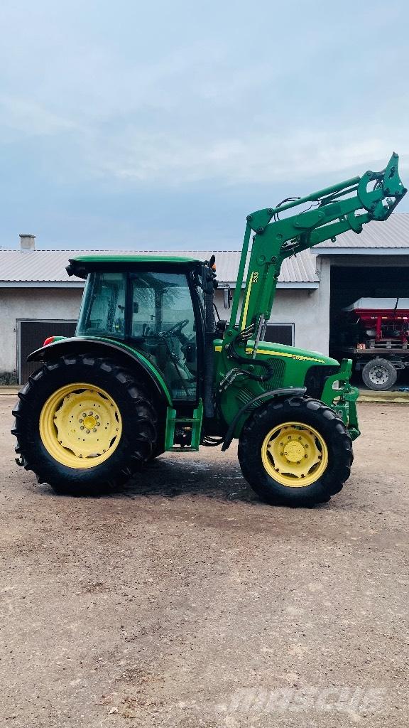 John Deere 5820 الجرارات