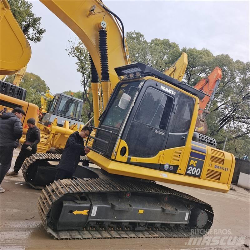 Komatsu PC200-8 حفارات زحافة
