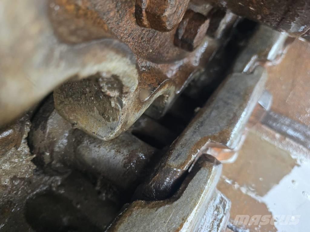 Hitachi ZX 210 حفارات زحافة