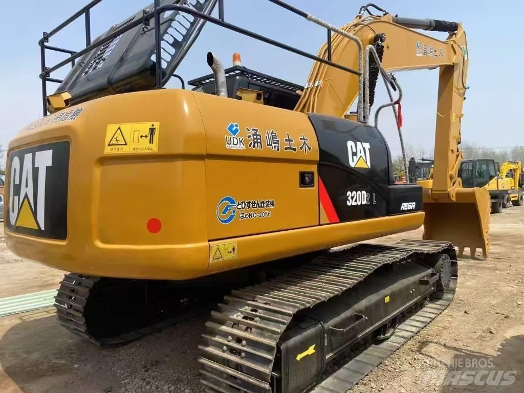 CAT 320D2L حفارات زحافة