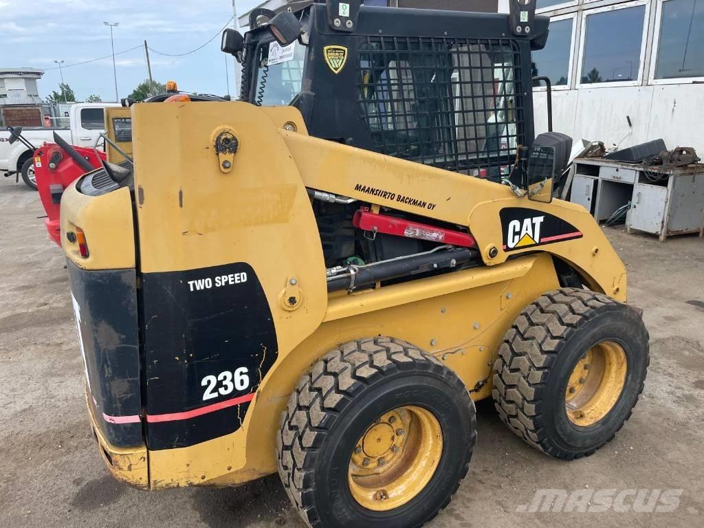 CAT 236 لوادر انزلاقية التوجيه