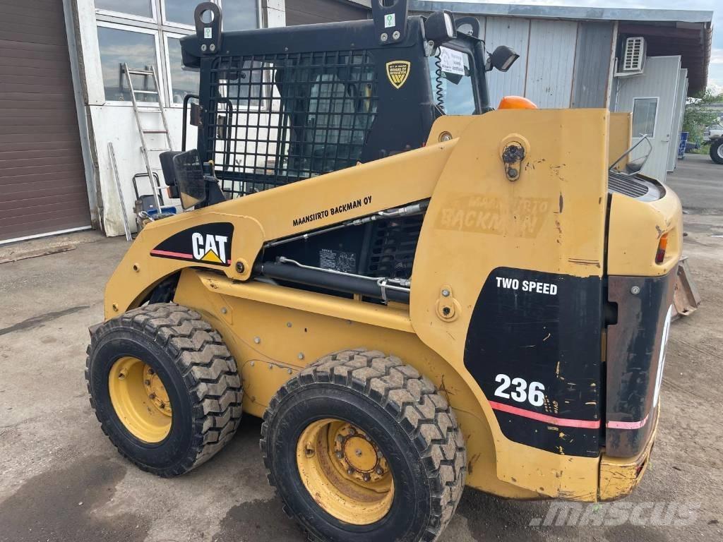 CAT 236 لوادر انزلاقية التوجيه