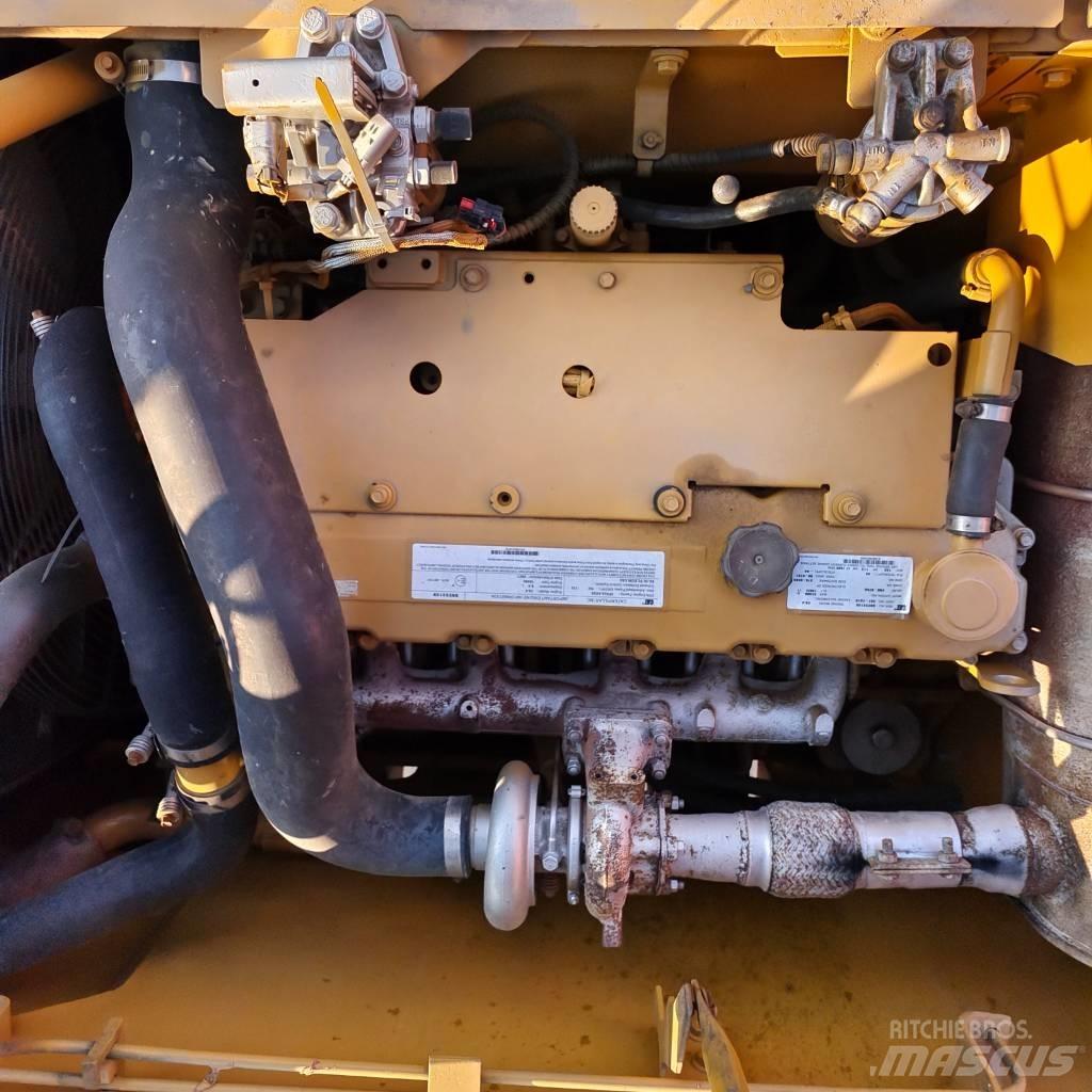 CAT 320 D حفارات زحافة