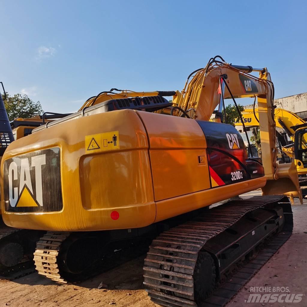 CAT 320 D حفارات زحافة