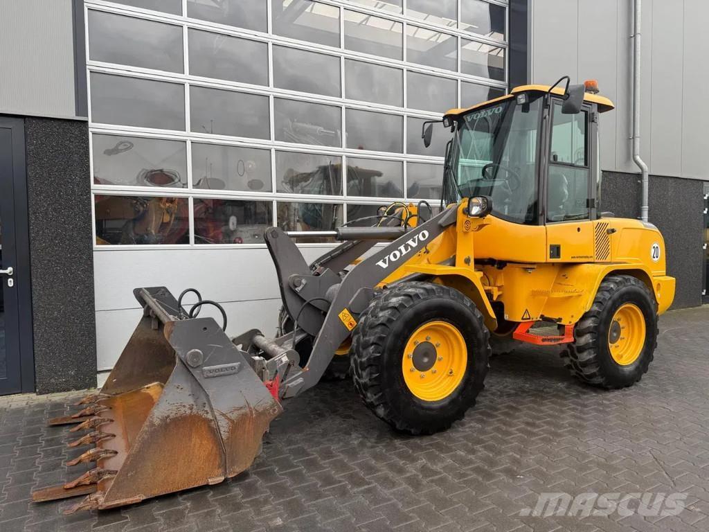 Volvo L30G لوادر بعجل