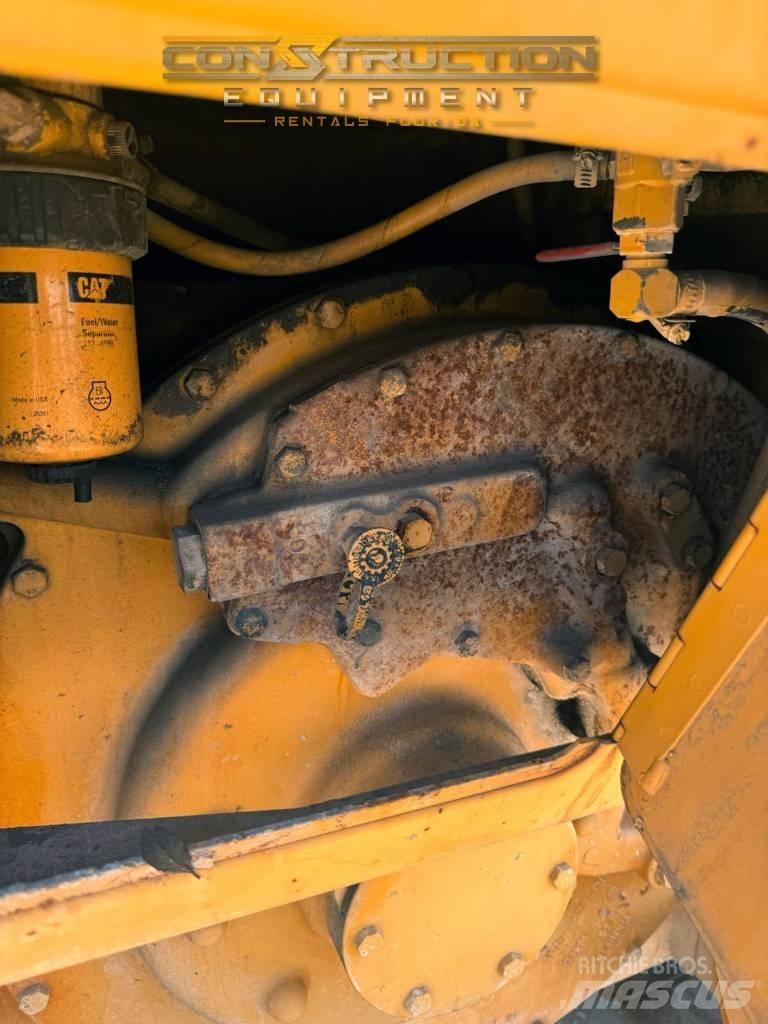 CAT D 6 M XL بلدوزرات مجنزرة