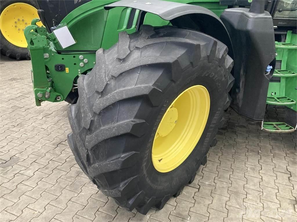 John Deere 6215R الجرارات