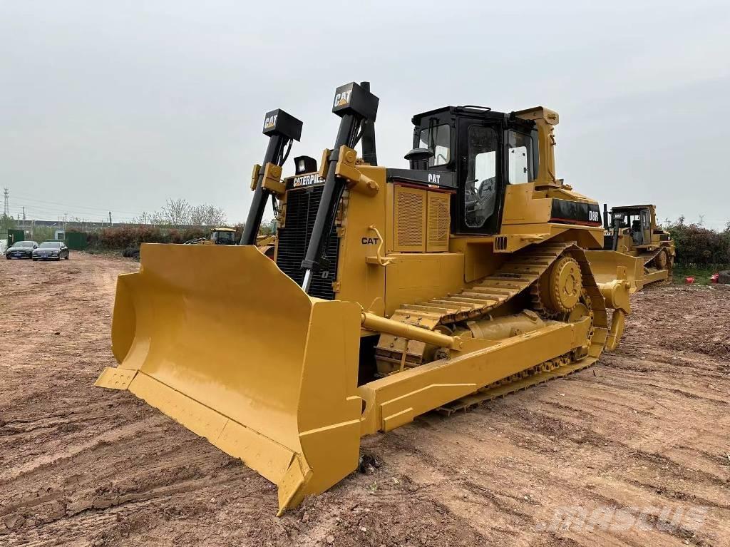 CAT D 8 R بلدوزرات مجنزرة