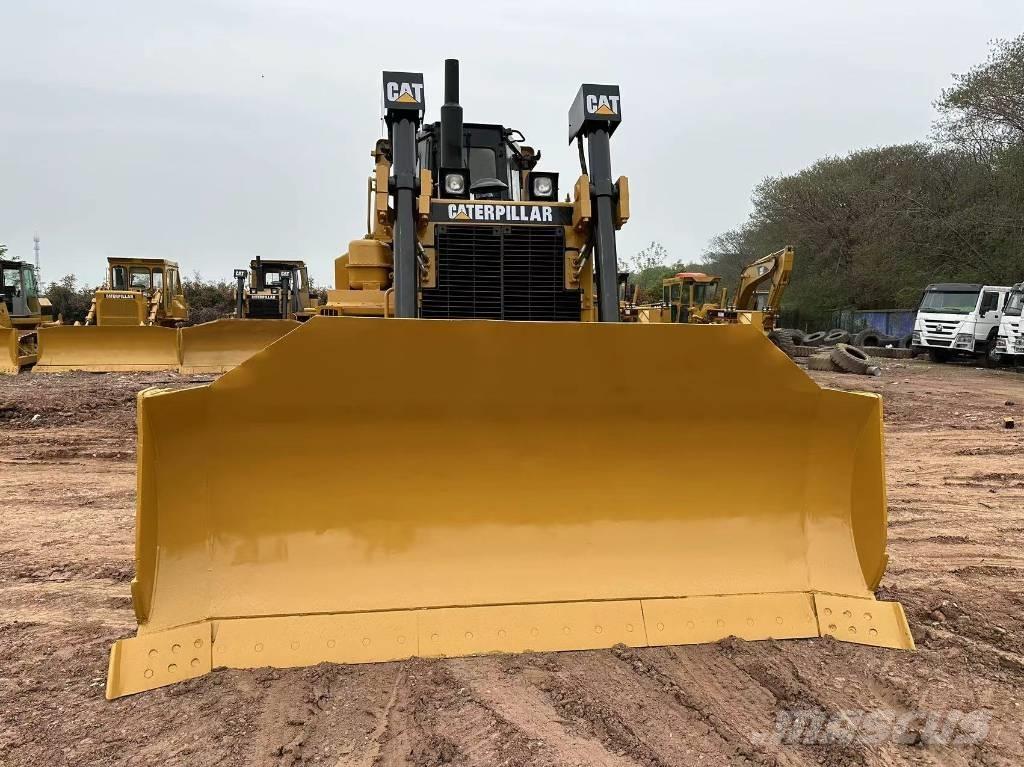 CAT D 8 R بلدوزرات مجنزرة