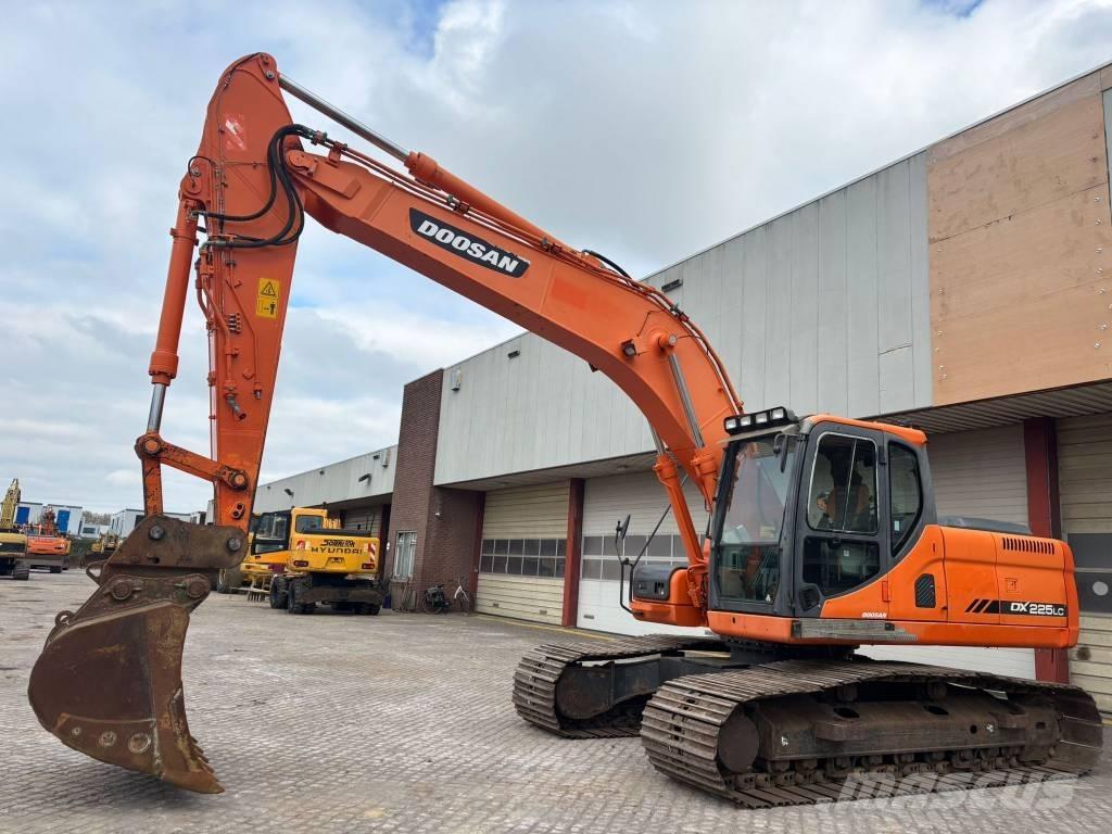 Doosan DX 225 LC حفارات زحافة