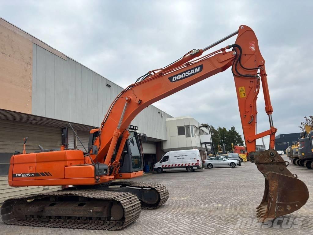 Doosan DX 225 LC حفارات زحافة