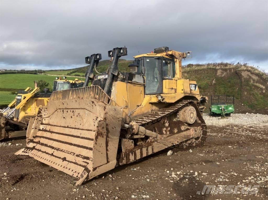 CAT D 9 T بلدوزرات مجنزرة
