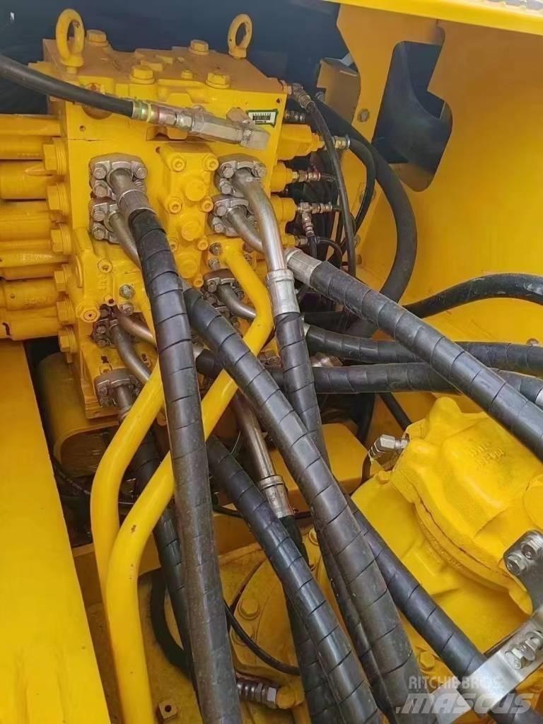 Komatsu 240LC-8 حفارات زحافة