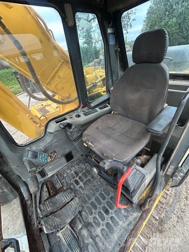 Komatsu PC 210-6K حفارات زحافة