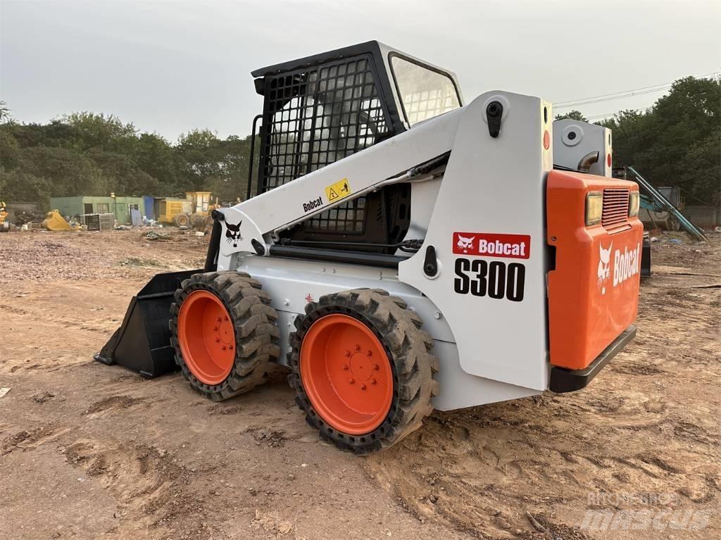 Bobcat S 300 لوادر انزلاقية التوجيه