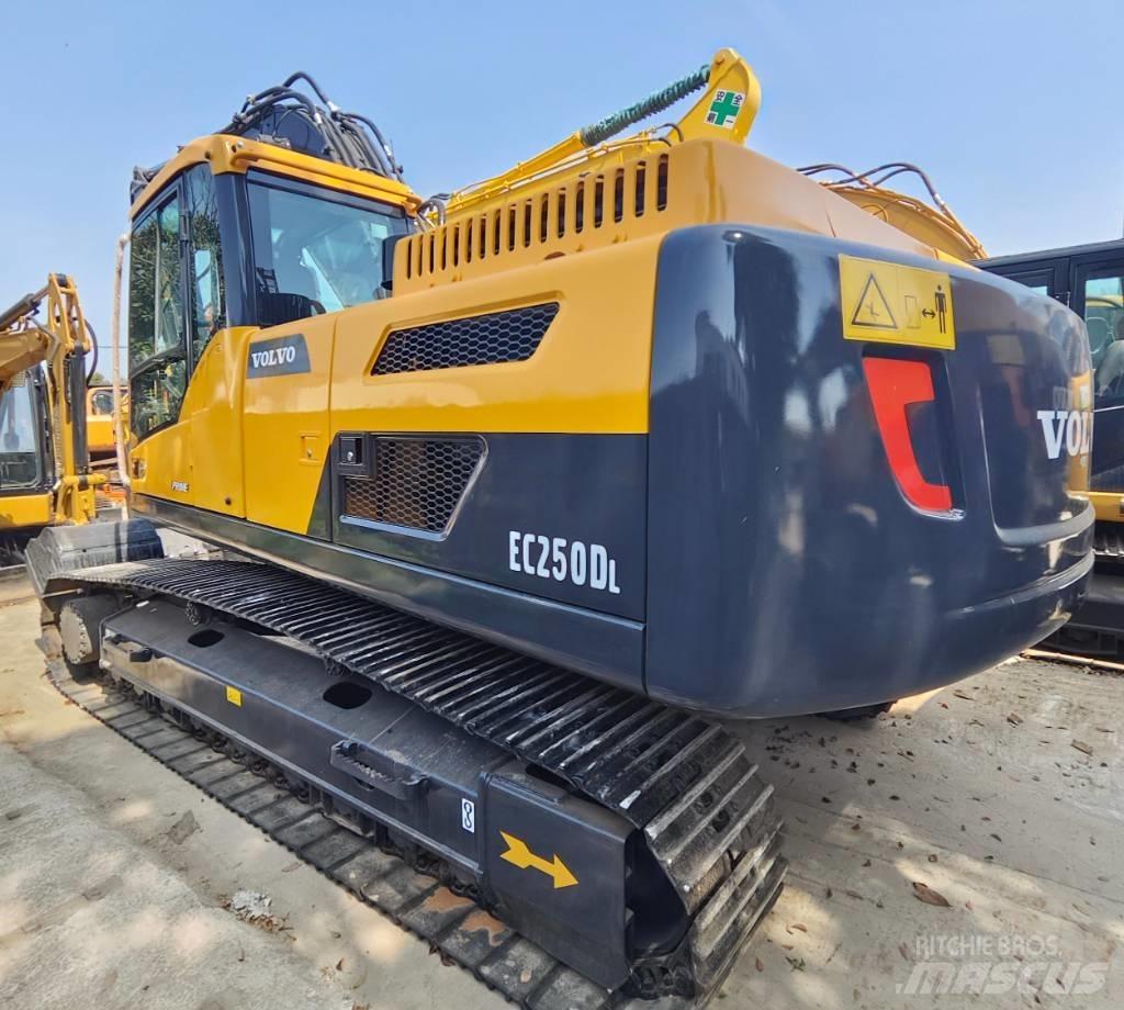 Volvo EC 250 D L حفارات زحافة