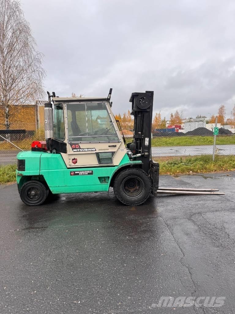 Mitsubishi FD 45 شاحنات الديزل