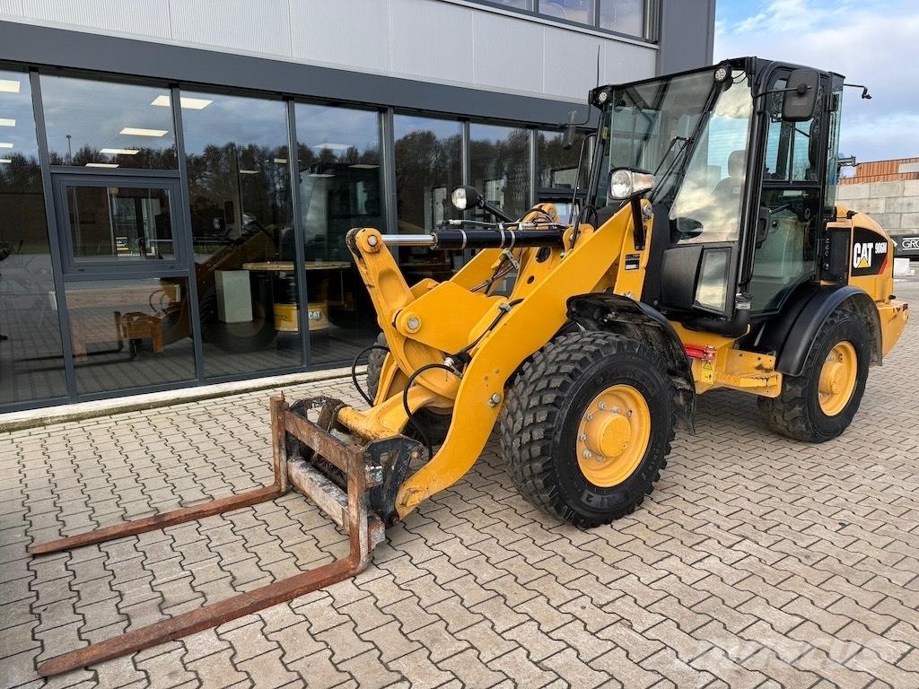 CAT 906M لوادر بعجل