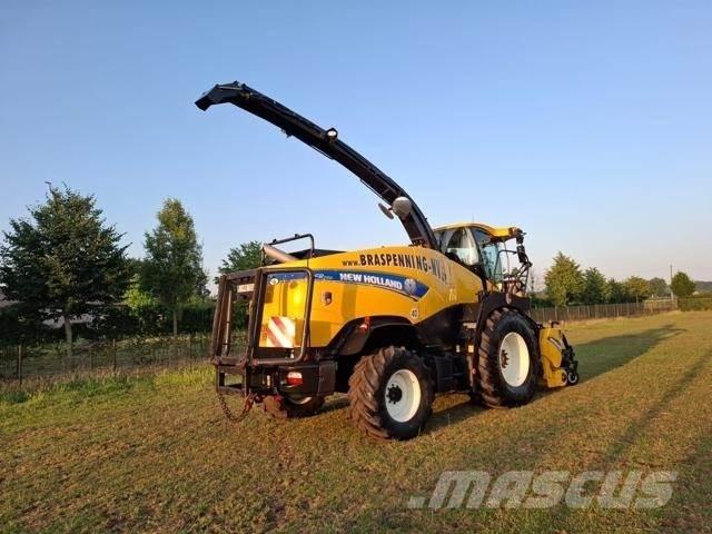New Holland FR700 علافات ذاتية الدفع
