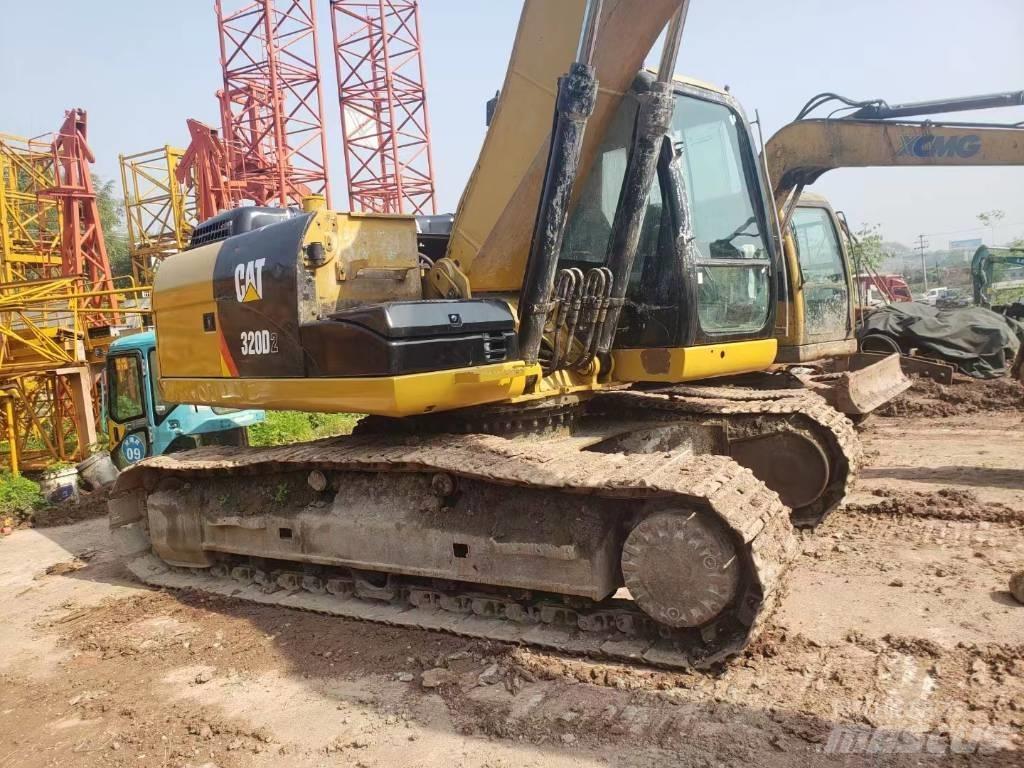 CAT 320 D حفارات زحافة
