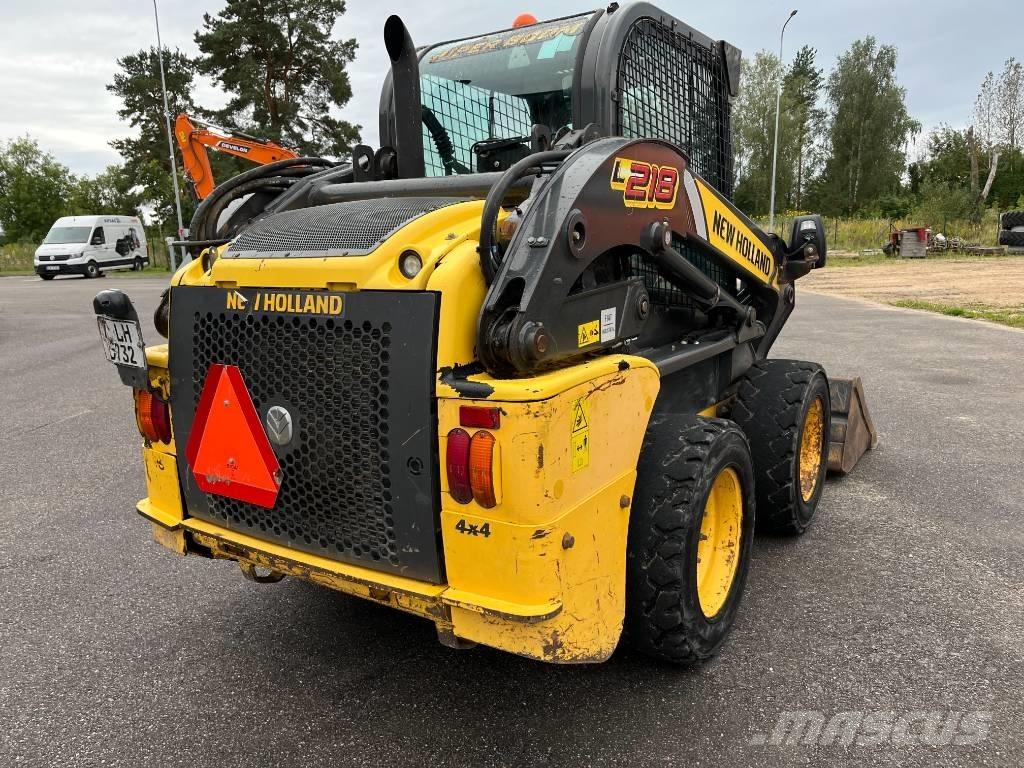 New Holland L 218 لوادر انزلاقية التوجيه