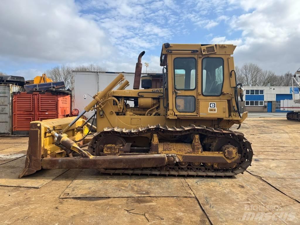 CAT D 6 D بلدوزرات مجنزرة