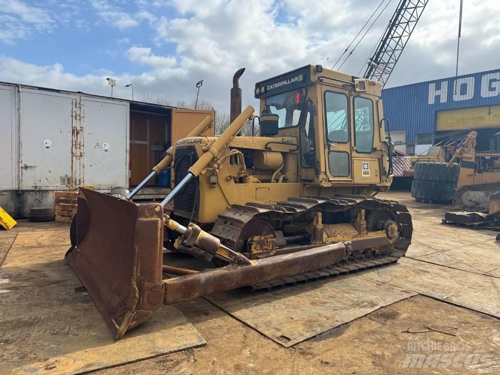 CAT D 6 D بلدوزرات مجنزرة