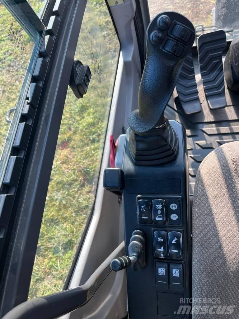 Volvo EWR 150 E حفارات بعجل