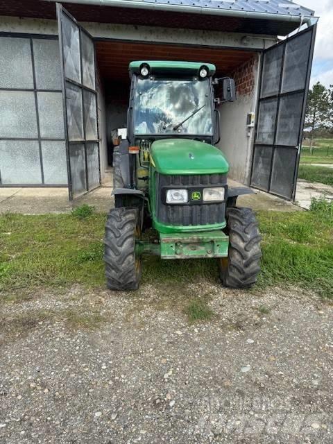 John Deere 5515 F الجرارات