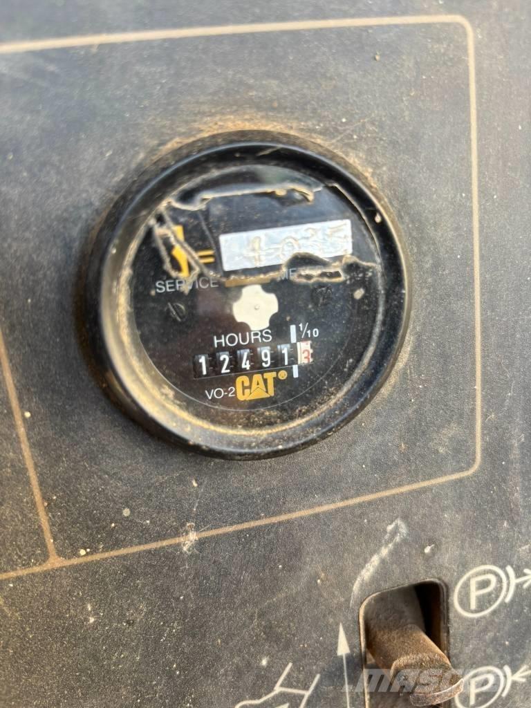 CAT D 5 C بلدوزرات مجنزرة