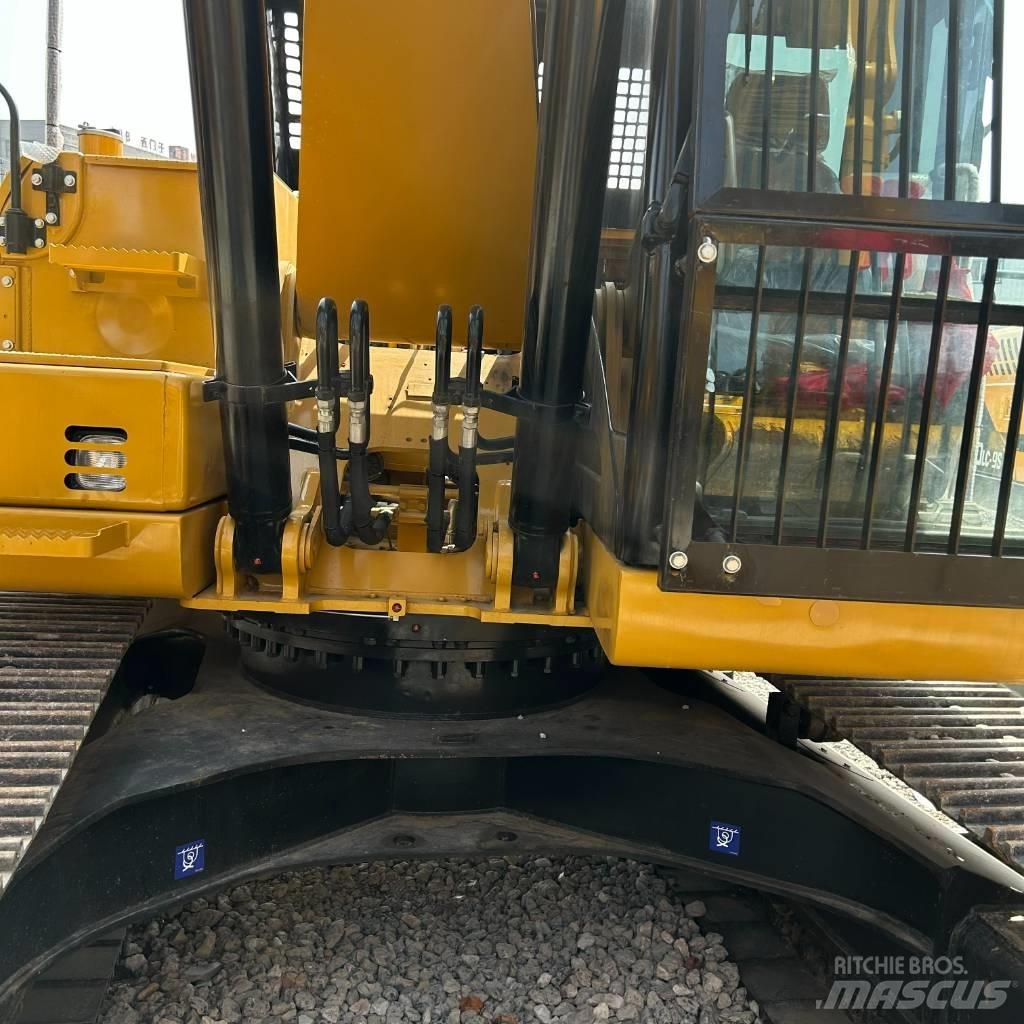 CAT 320 D حفارات زحافة