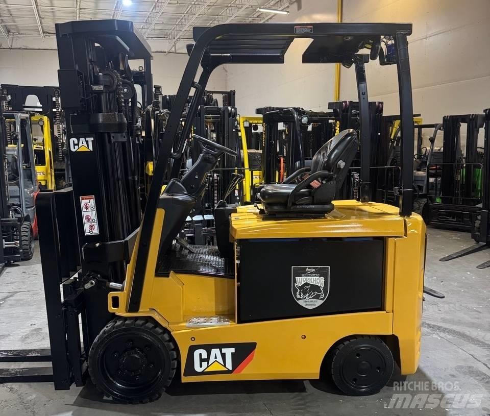 CAT EC30N2 شاحنات ذات رافعات شوكية تعمل بالكهرباء