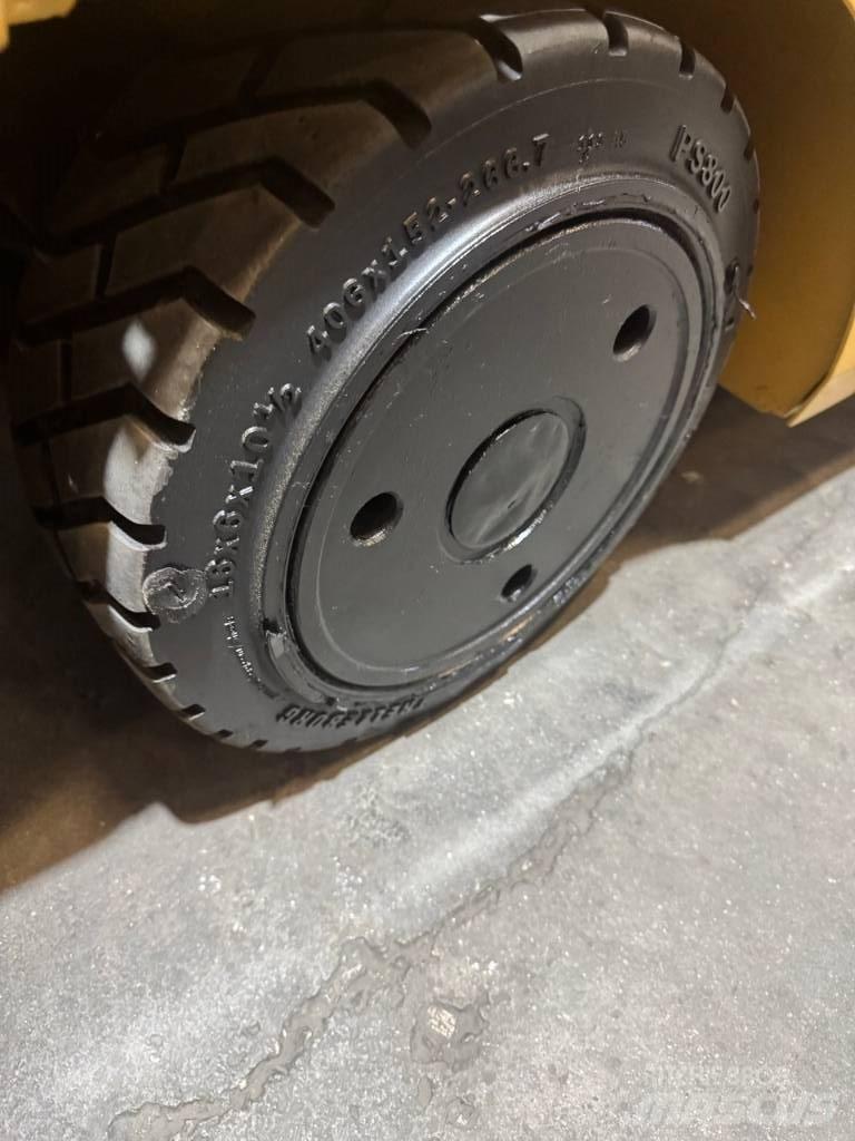 CAT EC30N2 شاحنات ذات رافعات شوكية تعمل بالكهرباء