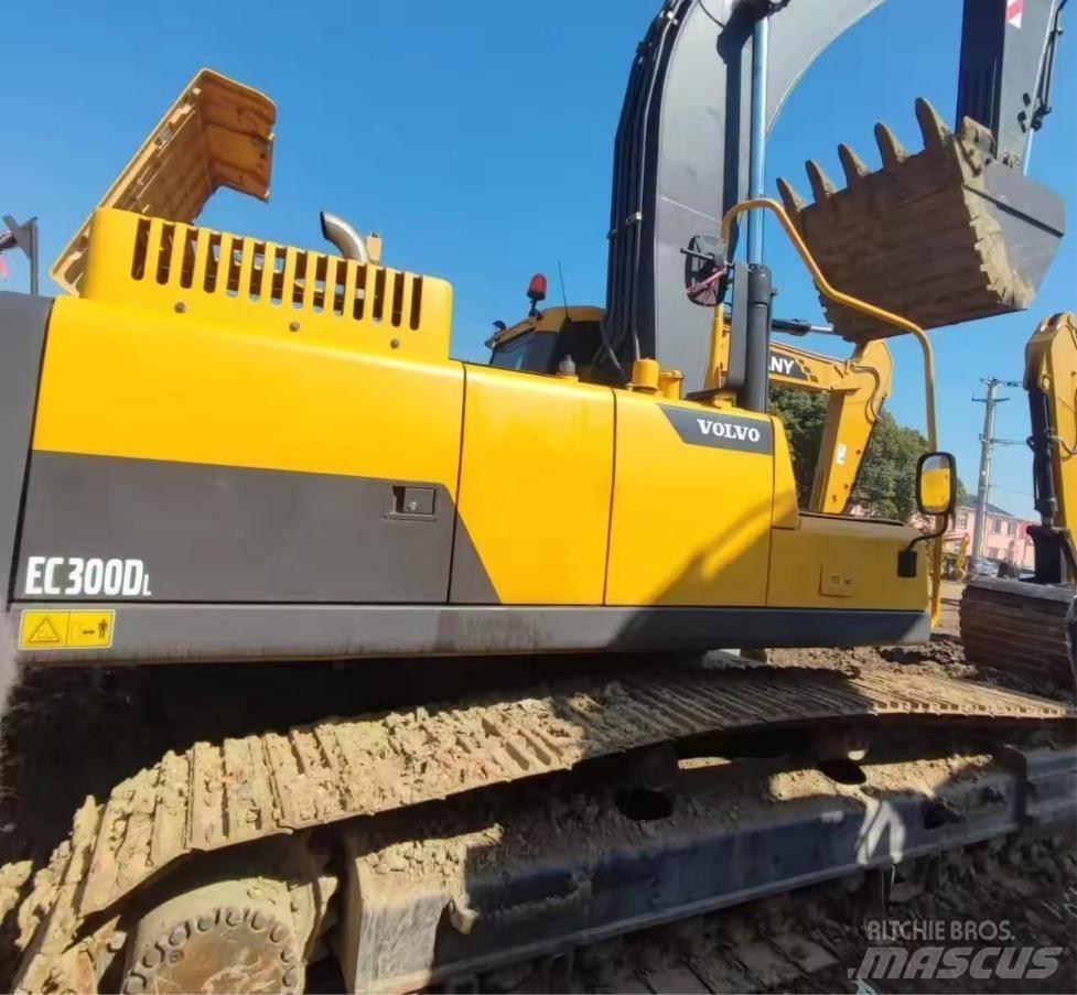 Volvo EC 300 D L حفارات زحافة